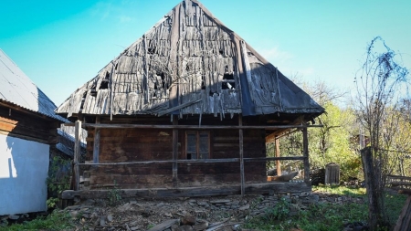 Vis împlinit: Facultatea de Litere Baia Mare salvează o casă tradițională și o amplasează în curtea instituției (FOTO)