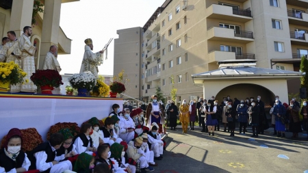 Hram și Sfânta Liturghie Arhierească în Parohia „Sfinții Arhangheli Mihail și Gavriil” din Baia Mare (GALERIE FOTO)