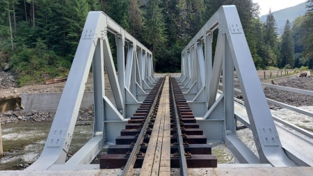 O lucrare (poate) unică în Europa: A fost refăcut podul de cale ferată forestieră Cozia din cadrul Ocolului Silvic Vișeu. Cifrele investiției realizate (FOTO)