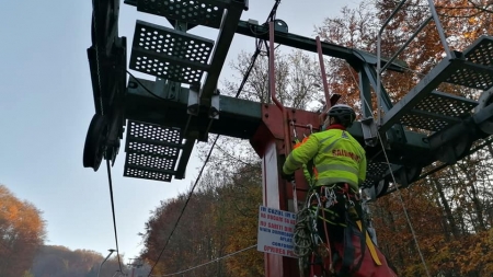 Paza bună trece primejdia rea!: Exercițiu Salvamont de evacuare a persoanelor blocate în telescaun, la stațiunea turistică Șuior (FOTO)