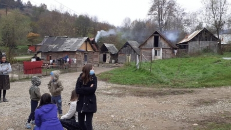 Școala în timp de pandemie: Se caută, în Maramureș, soluții pentru reducerea riscului de abandon școlar în zonele defavorizate din județ (FOTO)