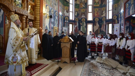 Hram și Sfânta Liturghie arhierească la Biserica „Sfântul Apostol Andrei” din Baia Mare (GALERIE FOTO)