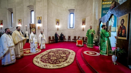 Sfânta Liturghie la Mănăstirea Scărișoara Nouă (GALERIE FOTO)