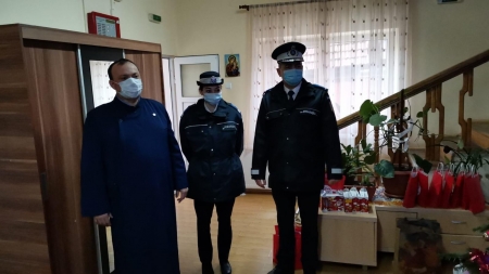 Jandarmii au fost mesagerii lui Moş Crăciun pentru copiii din Casa de tip familial nr. 2 (FOTO) Baia Mare