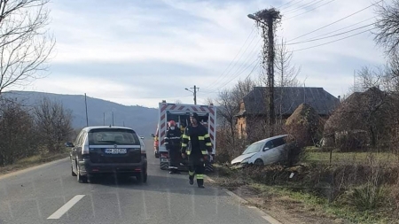 Accident în Berința: Un șofer cu alcool la bord a ieșit cu mașina în decor, în câmp (FOTO)