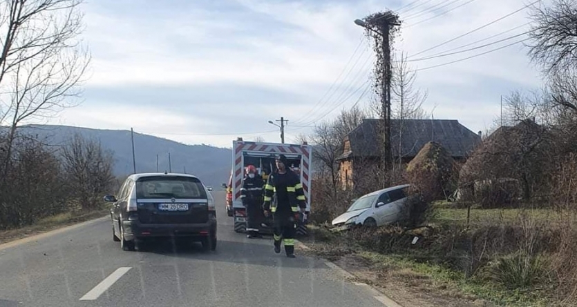 Accident în Berința: Un șofer cu alcool la bord a ieșit cu mașina în decor, în câmp (FOTO)