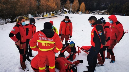 Exercițiu în teren: Salvamontiștii maramureșeni au desfășurat o pregătire complexă pe pârtie, la Cavnic (FOTO)