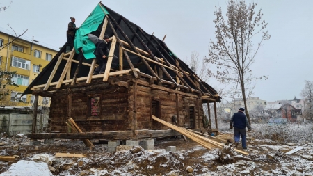 O casă tradițională veche de peste 100 de ani a fost adusă în curtea Facultăţii de Litere din Baia Mare (FOTO)