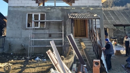 “Construiește o casă, zidește suflete!”: Apel umanitar pentru familia cântărețului bisericesc din Baba, căruia i-a ars casa. Ajută și tu demersul inițiat! (FOTO)