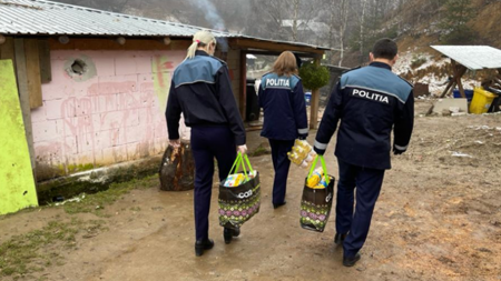 Polițiștii au ajutat 12 familii în prag de sărbători; Au donat alimente, haine și jucării