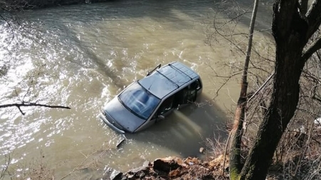 Intervenții Salvamont Maramureș: Vârstnică salvată în zona Vișeu. Mașină căzută în albie, în Bârsana (FOTO)