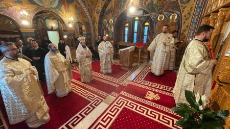 Sfânta Liturghie la Paraclisul Episcopal; PS Timotei a oficiat două hirotoniri