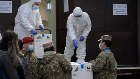 Primele doze de vaccin anti-COVID-19 au ajuns la Institutul Cantacuzino. Mâine începe campania!