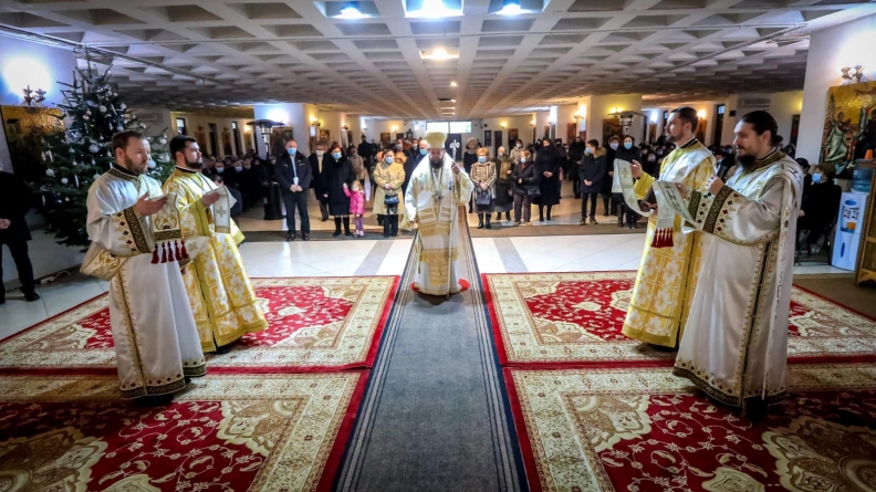 Sfânta Liturghie în Parohia „Sfinții Constantin și Elena” (GALERIE FOTO)