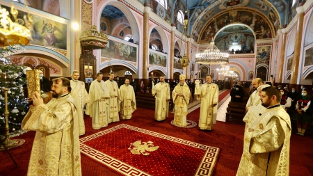 Sfânta Liturghie la Catedrala istorică din Baia Mare; În mijlocul credincioșilor s-a aflat și Episcopul Iustin (GALERIE FOTO)