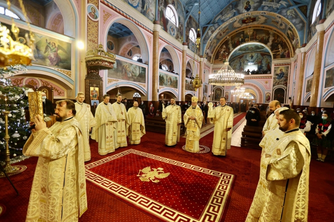 Sfânta Liturghie la Catedrala istorică din Baia Mare; În mijlocul credincioșilor s-a aflat și Episcopul Iustin (GALERIE FOTO)