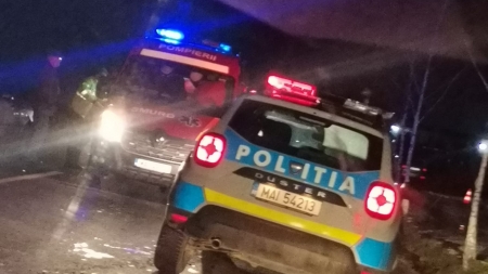 Accidente la ceas de seară: O vârstnică a fost lovită de mașină, iar un alt autoturism a căzut într-un pârâu