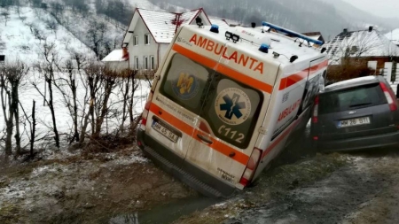 Actualizare 2: 112: Ambulanță acroșată de mașină în Bârsana. Șoferul autoturismului a fugit de la fața locului. O pacientă din autospecială a fost rănită (FOTO)