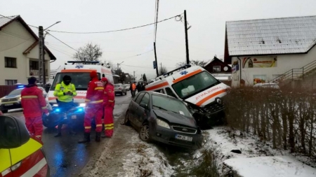 Cazul ambulanței implicate în accident, în Bârsana: Șoferul care ar fi fugit de la fața locului a fost reținut de polițiștii maramureșeni