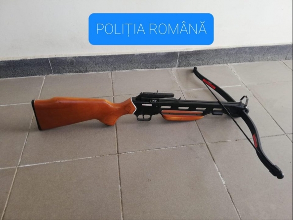 Armă deținută ilegal: Arbaletă confiscată de la un tânăr din Oncești. Intenționase să o pună în vânzare (FOTO)