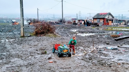 Pericol la marginea Băii Mari: Doi bebeluși de pe Pirită au murit la interval de numai câteva zile. În total, 130 copii trăiesc în condiții jalnice