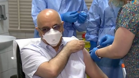 Raed Arafat s-a vaccinat anti-Covid; „Nu stăm nici cel mai bine din Europa, nici cel mai prost. Stăm bine, numărul centrelor va crește în zilele următoare”