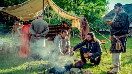 Artefactul săptămânii la Muzeul Județean de Istorie și Arheologie: Un vas din lut pentru gătit descoperit la Bozânta Mică (FOTO)