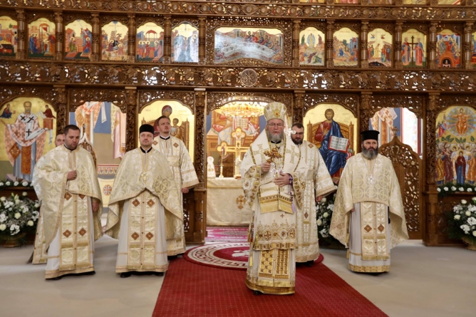 În această duminică: Sfânta Liturghie Arhierească la biserica cu hramul „Înălţarea Domnului” din Baia Mare (GALERIE FOTO)