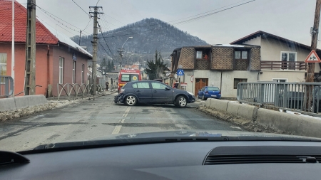 112: Mașina Medicului de Urgență SMURD, implicată într-un accident pe strada Industriei din Baia Mare. Se afla în misiune (FOTO)