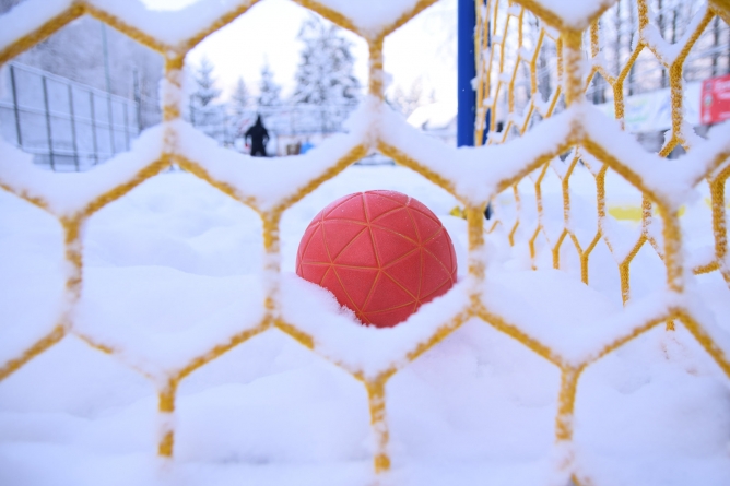 Spectacol inedit pe zăpadă: Vezi cine sunt câștigătorii primei ediții a Baia Mare Snow Handball Challenge (FOTO)