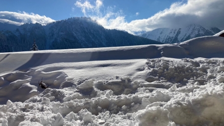 Iarnă de martie: Strat de zăpadă de până la 97 centimetri în Maramureș, -13 grade la stația meteo Iezer, ninsorile se retrag