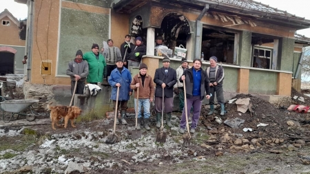 Ierarhii maramureșeni donează pentru o casa distrusă de foc la Cuța, Protopopiatul Carei (FOTO)