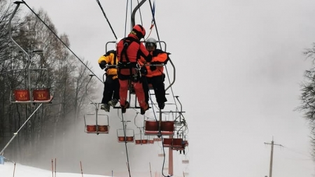 Actualizare: Alertă la Șuior: 18 turiști, printre care și un copil de doi ani, au rămas blocați în telescaun. Au fost coborâți de salvamontiști (VIDEO ȘI FOTO)