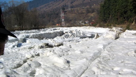 Iarnă în Maramureș: Gheață la mal, pe râurile importante! Curg sloiuri pe Mara și Lăpuș! Strat de zăpadă de până la 61 cm în județ