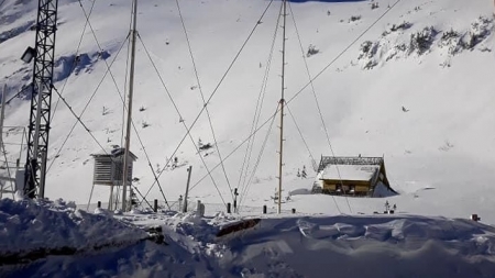 Iarnă în Maramureș: Indicele de răcire a atins din nou -32 grade Celsius la stația meteo Iezer. Stratul de zăpadă este de până la 61 cm în județ