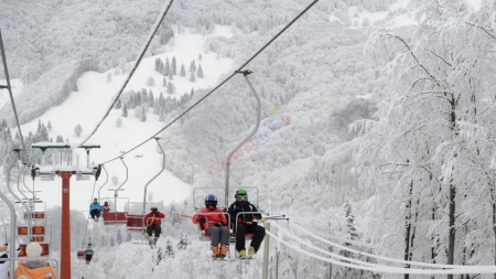 Mai multe persoane au rămas blocate în telescaun la pârtia Prislop