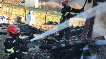 Incendiu criminal în Maramureș: Femeie de 52 de ani găsită decedată într-o casă din Petrova (FOTO)