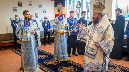 Sfânta Liturghie la Paraclisul din incinta Jandarmeriei Maramureș; Ierarhii au primit Placheta Inspectoratului de Jandarmi Județean „Pintea Viteazul” (FOTO)