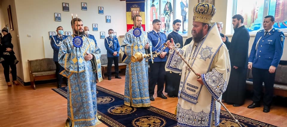 Sfânta Liturghie la Paraclisul din incinta Jandarmeriei Maramureș; Ierarhii au primit Placheta Inspectoratului de Jandarmi Județean „Pintea Viteazul” (FOTO)