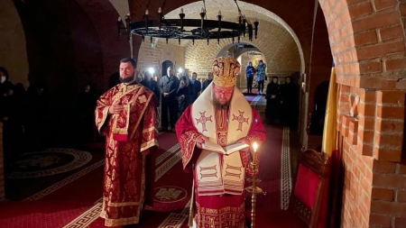 Sfânta Liturghie din Joia Mare la Mănăstirea Scărișoara Nouă (FOTO)