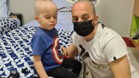 Apel umanitar: Mesajul emoționant al unui tată a cărui fiică a fost diagnosticată cu cancer: „Eu îți scriu ca să îți aduc aminte cât de puternică ești” (FOTO)