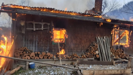 Incendiu criminal în Vișeu de Sus: Trei persoane au fost găsite carbonizate. ISU Maramureș: „Incendiul a fost anunțat târziu de vecini” (VIDEO ȘI FOTO)