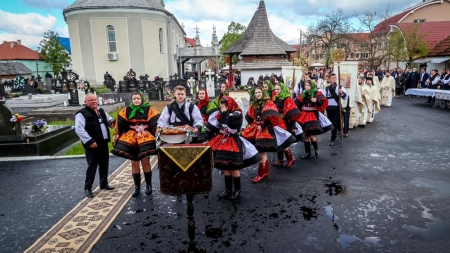 Sfânta Liturghie arhierească în Parohia Ortodoxă Certeze; PS Timotei a sfințit capela de cimitir și noile clopote (FOTO)