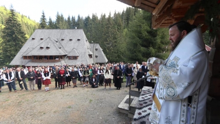 A fost hramul Mănăstirii Budești; PS Timotei: „Trebuie să devenim mai buni, să fim lumină pentru cei din jurul nostru” (FOTO)