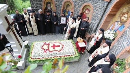 La Mănăstirea Rohia: Sfânta Liturghie şi Parastas la mormântul ÎPS Arhiepiscop Justinian Chira (FOTO)