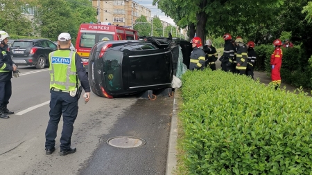 Actualizare: 112: Accident în centrul municipiului Baia Mare! Mașină răsturnată pe bulevardul Republicii. O femeie a ajuns la spital (FOTO)