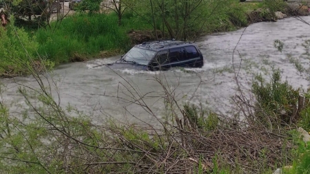 Accident în Borșa: A aterizat cu mașina în apele râului Vișeu, în urma unei coliziuni auto (FOTO)