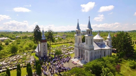 Sfânta Liturghie arhierească în Parohia Satu Nou de Sus; A fost instalat un nou preot (FOTO)