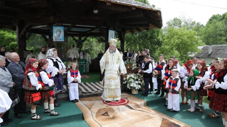 Sfânta Liturghie arhierească la Schitul Văleni (GALERIE FOTO)