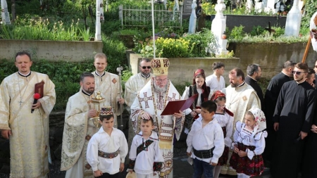 A fost târnosită biserica din Botiza; PS Iustin a binecuvântat şi noua sală socială a parohiei, care a primit numele „Justinian Arhiepiscopul” (FOTO)